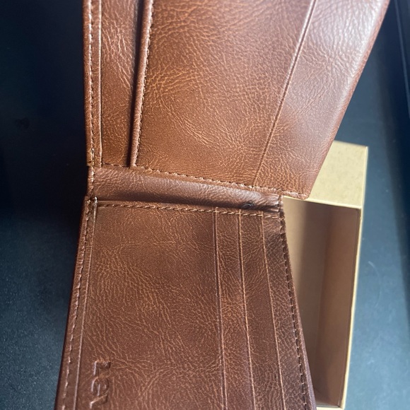 Levi’s leather rfid wallet tan men’s wallet - Picture 2 of 3